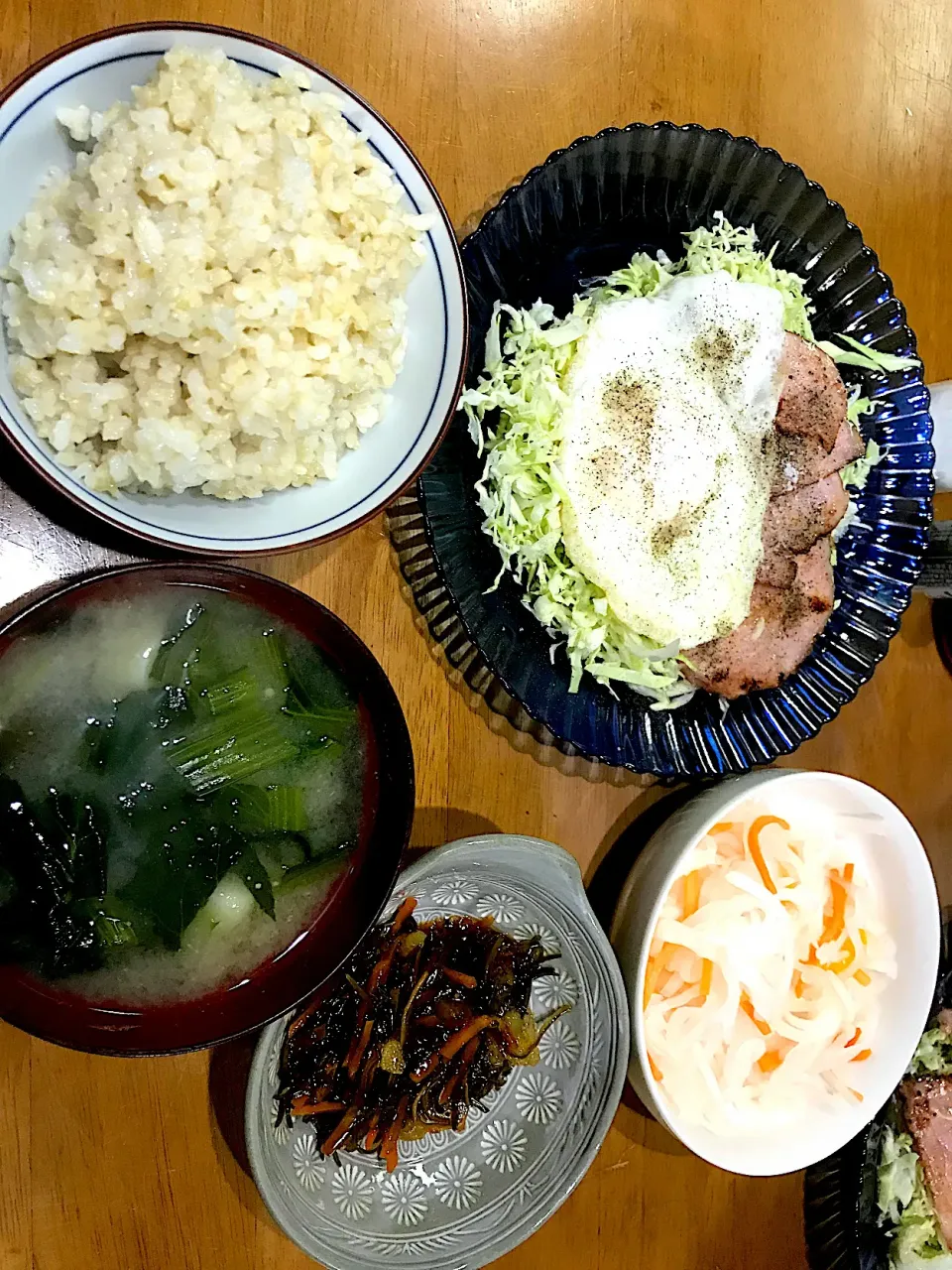 おせちからの流れで #夕飯　やわらか玄米ご飯、なます、松前漬け、焼きハム、小松菜じゃが味噌汁、キャベツサラダ(味の素マヨ胡椒で)|ms903さん