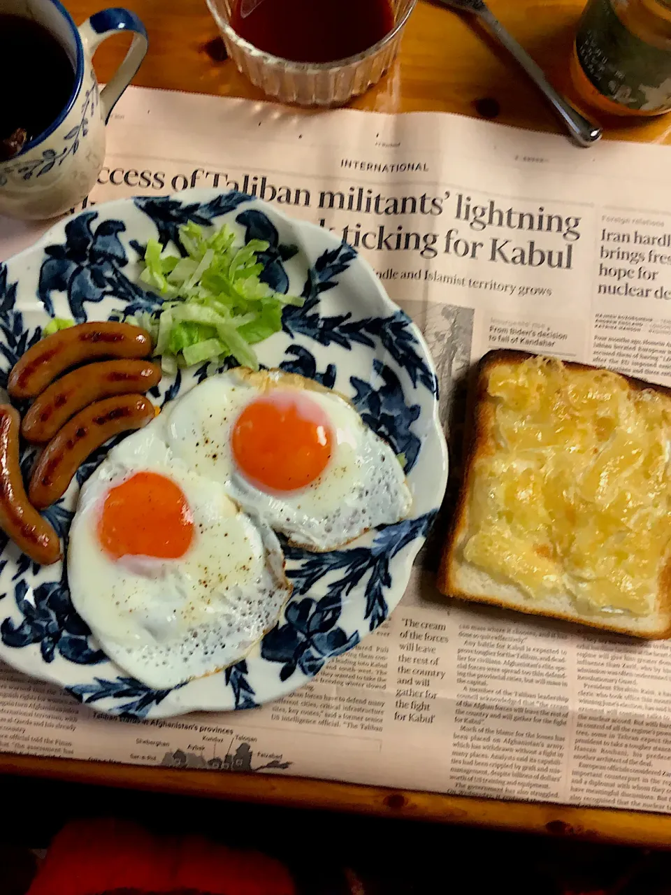 ちょっと贅沢な朝食(チーズトースト、焼きソーセージ、目玉焼き)|沖壮平さん