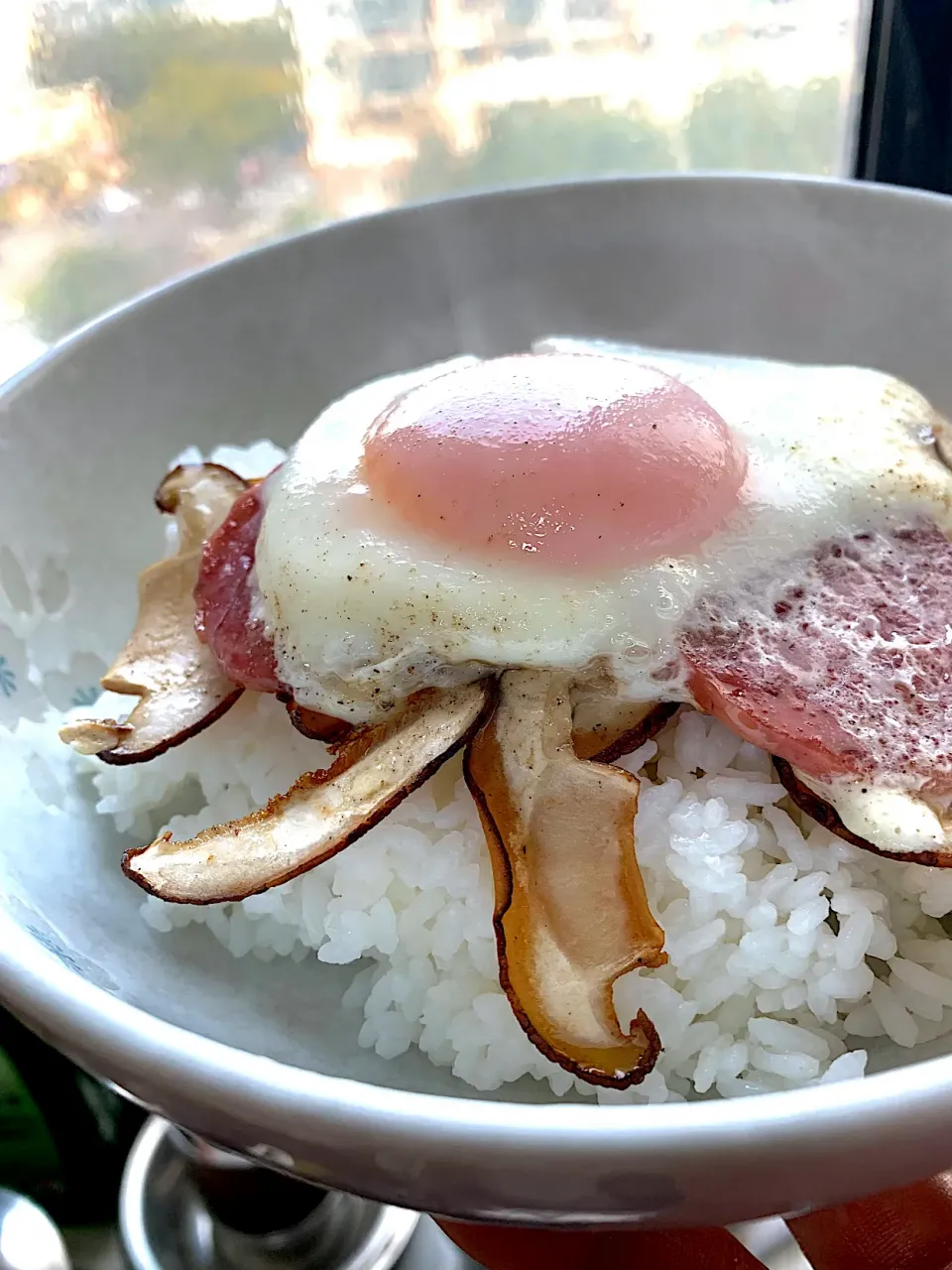 椎茸とサラミの目玉焼きご飯。2012.12。|FU-TEN 古原貴大さん