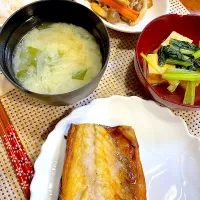 塩サバ、厚揚げと小松菜の煮物、豚肉としめじとにんじんのマヨ醤油炒め、玉ねぎわかめのお味噌汁|クリスティーヌさん