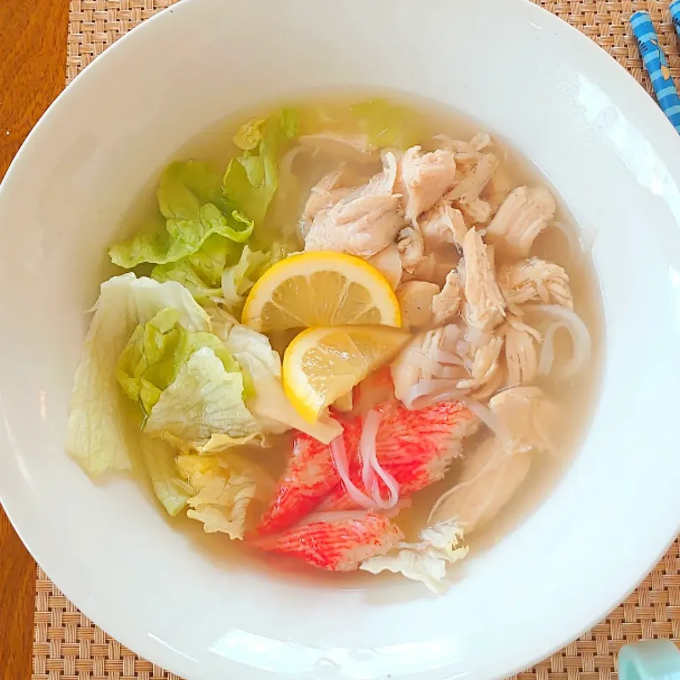 Snapdishの料理写真:疲れた胃に鶏ガラとレモンでフォーで朝ご飯🌅|ポチさん