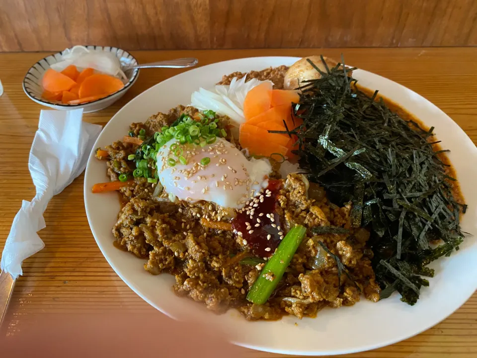 キーマ6(ビビンバ)と極辛キーマクラシックのりだくのあいがけカレー🔥味玉トッピング🥚ピクルスマシマシ🥒|buhizouさん