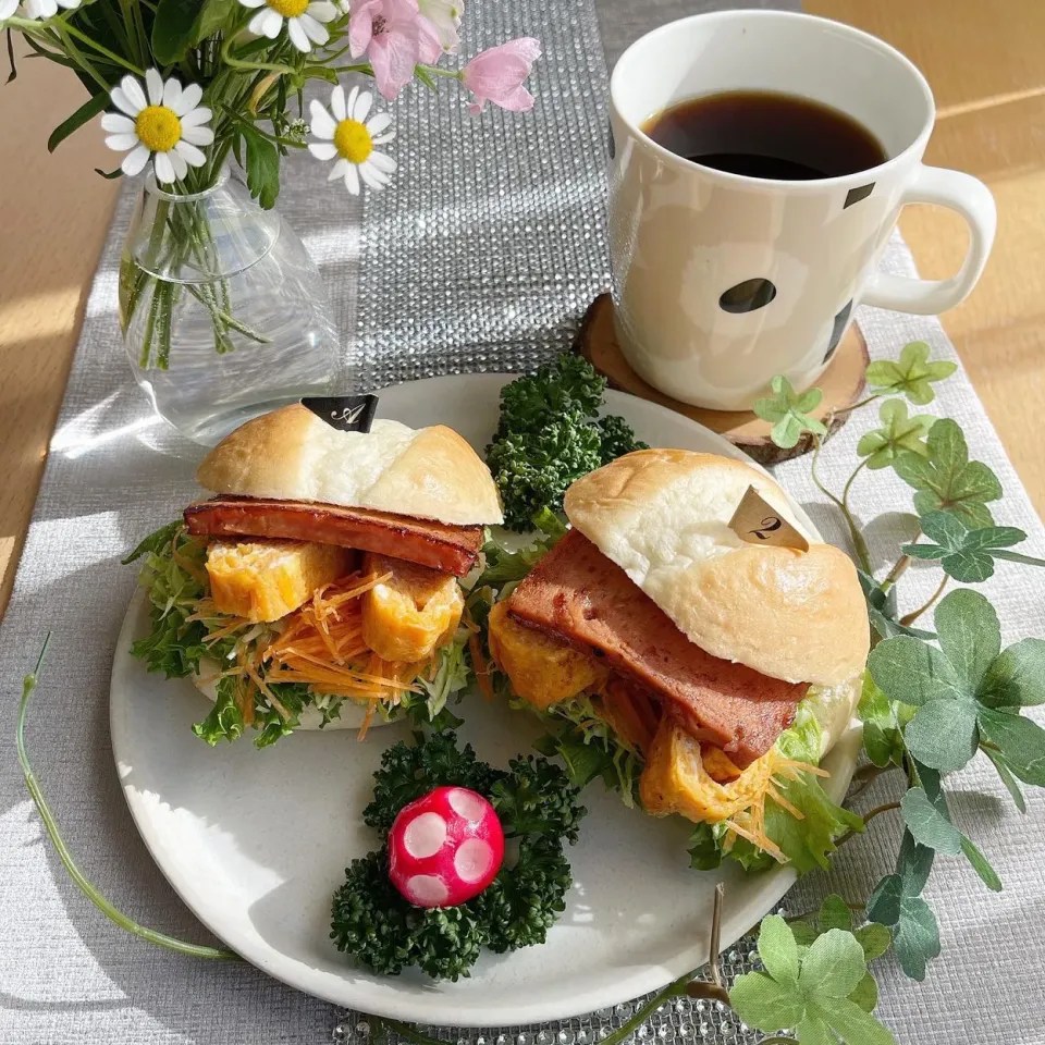 Snapdishの料理写真:1/7❤︎照り焼きリチャム&半熟たまごのサンド🌱🥯お弁当残り物で…
〈サンド具材〉
・生ろおるパン
・韓国リチャム
・たまご焼き
・フリルレタス.キャベツ.人参|Makinsさん