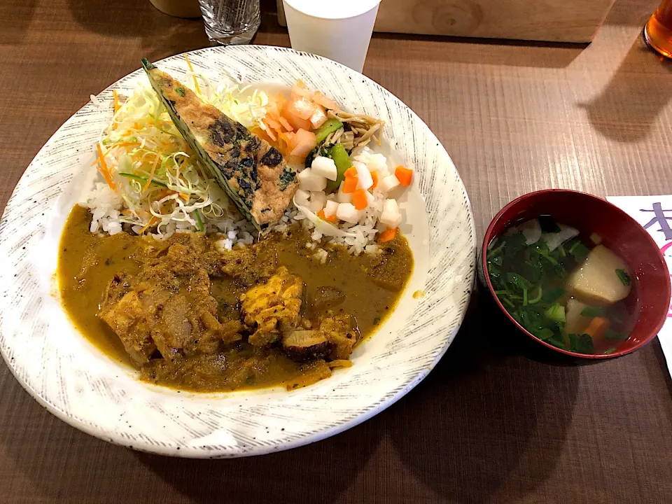 和だしチキンカレーにちぢみほうれん草とエリンギのやきオムレツトッピング+七草のお吸物|しのぶさん