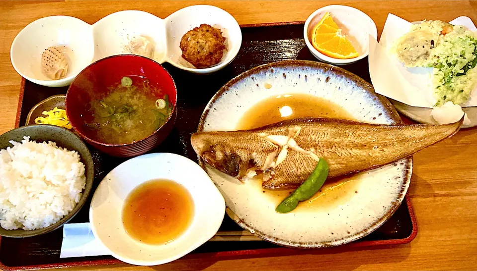 Snapdishの料理写真:今日のランチ＂おまかせ名倉定食＂(舌ビラメ煮付け他)|mottomoさん