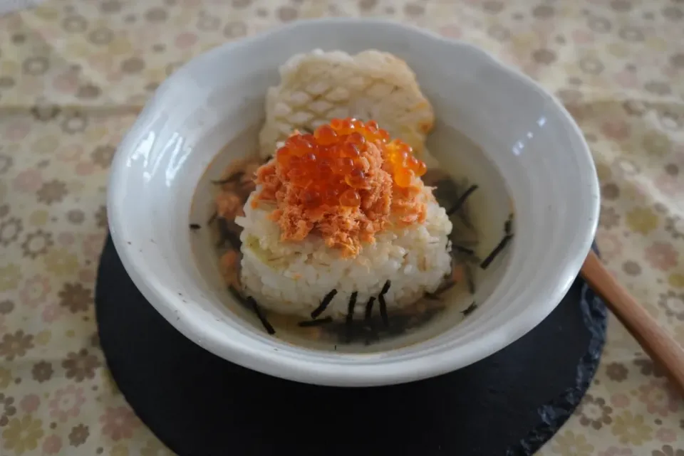 焼きおにぎりと焼き餅の鮭といくらの昆布茶漬け|ちいさなしあわせキッチンさん