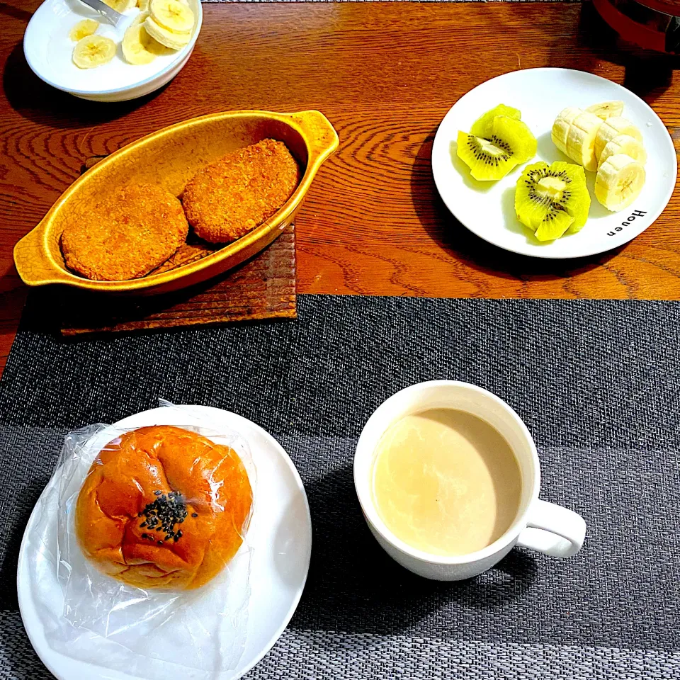 Snapdishの料理写真:1月 7日  朝ごはん　あんぱん、カフェオレ、キウイバナナ、コロッケ|yakinasuさん