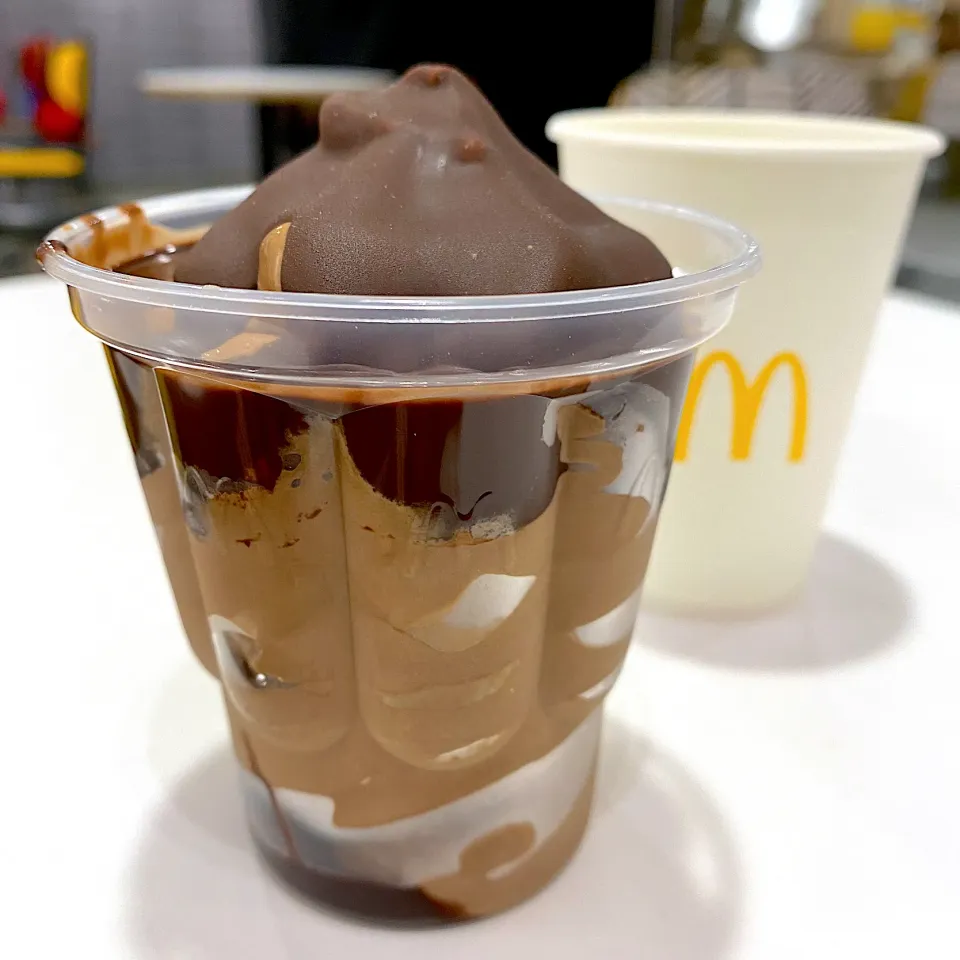 Hershey’s chocolate sundae with choc shell|skyblueさん