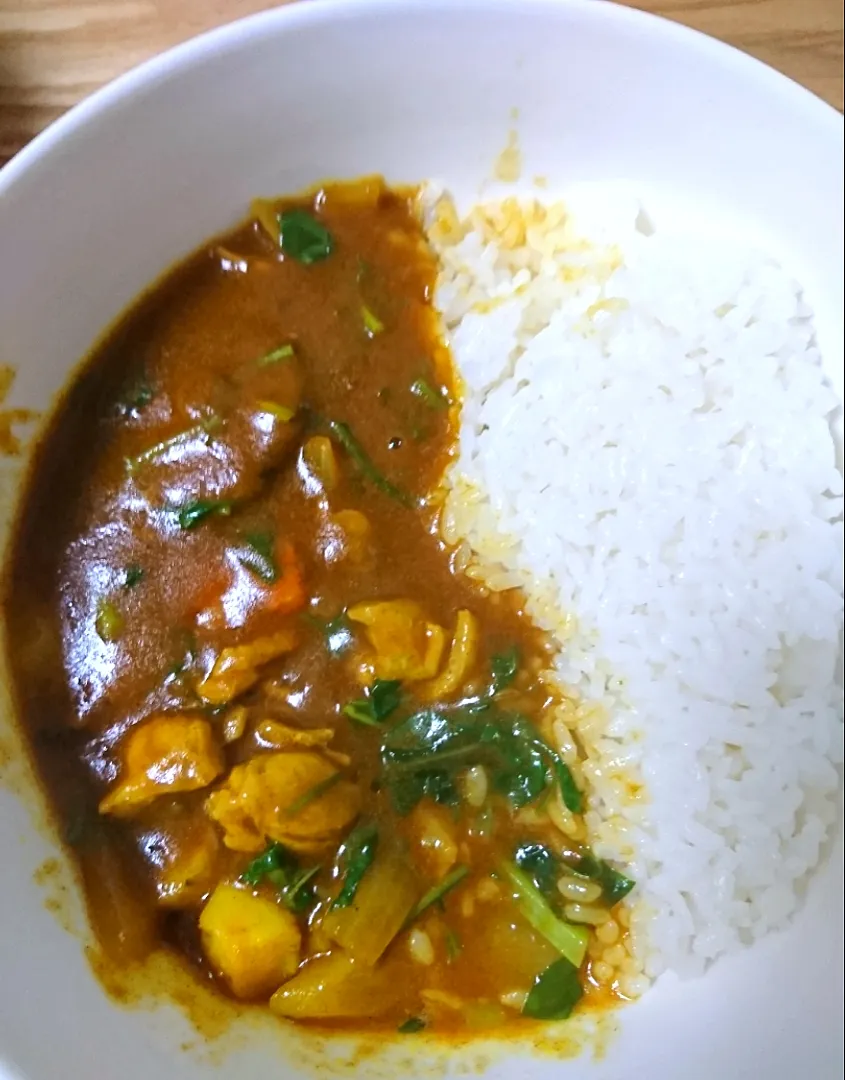 七草スパイススープ

(七草/玉葱/鶏肉/冷凍シーフード三種/
トマトペースト/ハチ製カレー粉/豚脂/
各種スパイス数種/青&赤唐辛子の泡盛漬け汁/片栗粉少々/オリーブオイル/粗塩/自家製漬け込み出汁醤油)|タヌキさん