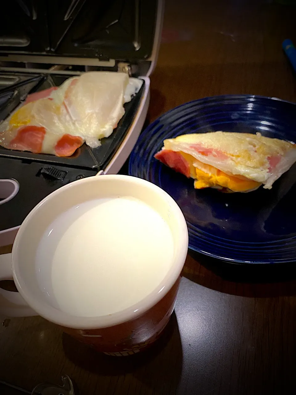 ハムエッグ焼き餅　蜂蜜入りホットミルク🍯|ch＊K*∀o(^^*)♪さん