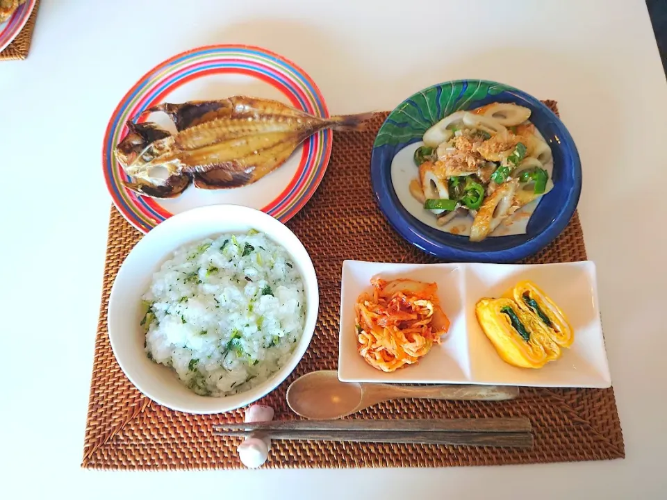 今日の昼食　七草粥、あじの開き、ピーマンとちくわのめんつゆ炒め、切り干し大根のキムチ和え、ほうれん草の塩麹卵焼き|pinknari🐰🌈さん