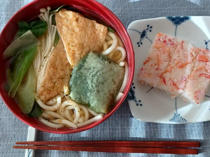 Snapdishの料理写真:蓬餅入りキツネうどん|ぱいんてーるさん