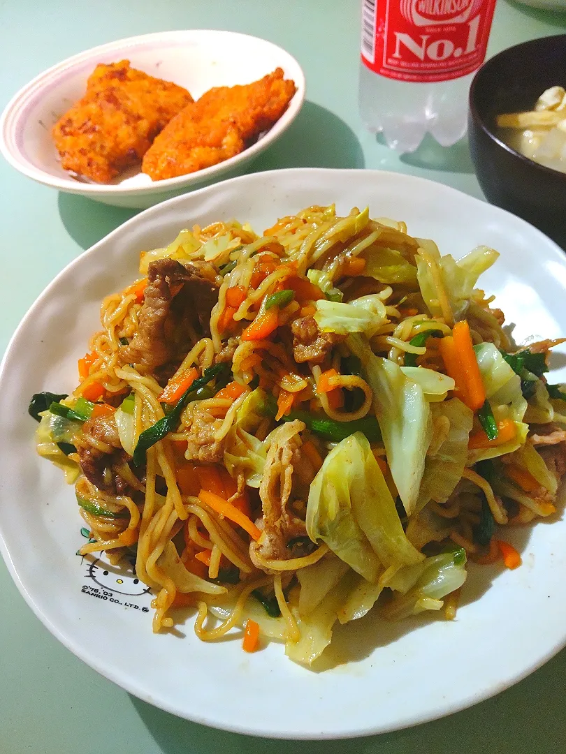 野菜たっぷり焼きそば&チキンカツ❗|かずにゃさん