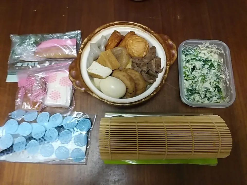 0108 持ち込みお料理
おでん/大根じゃがいもこんにゃくがんもどき厚揚げ玉子ごぼ天五目揚げ牛すじ
極太巻き
菜の花の白和え
しめ鯖
イカの塩辛
カラスミ|noccoさん