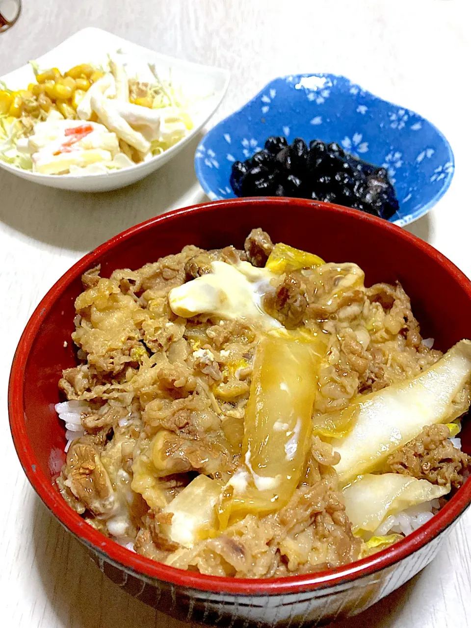 すき焼き風牛丼、サラダ、黒豆|Ayaさん