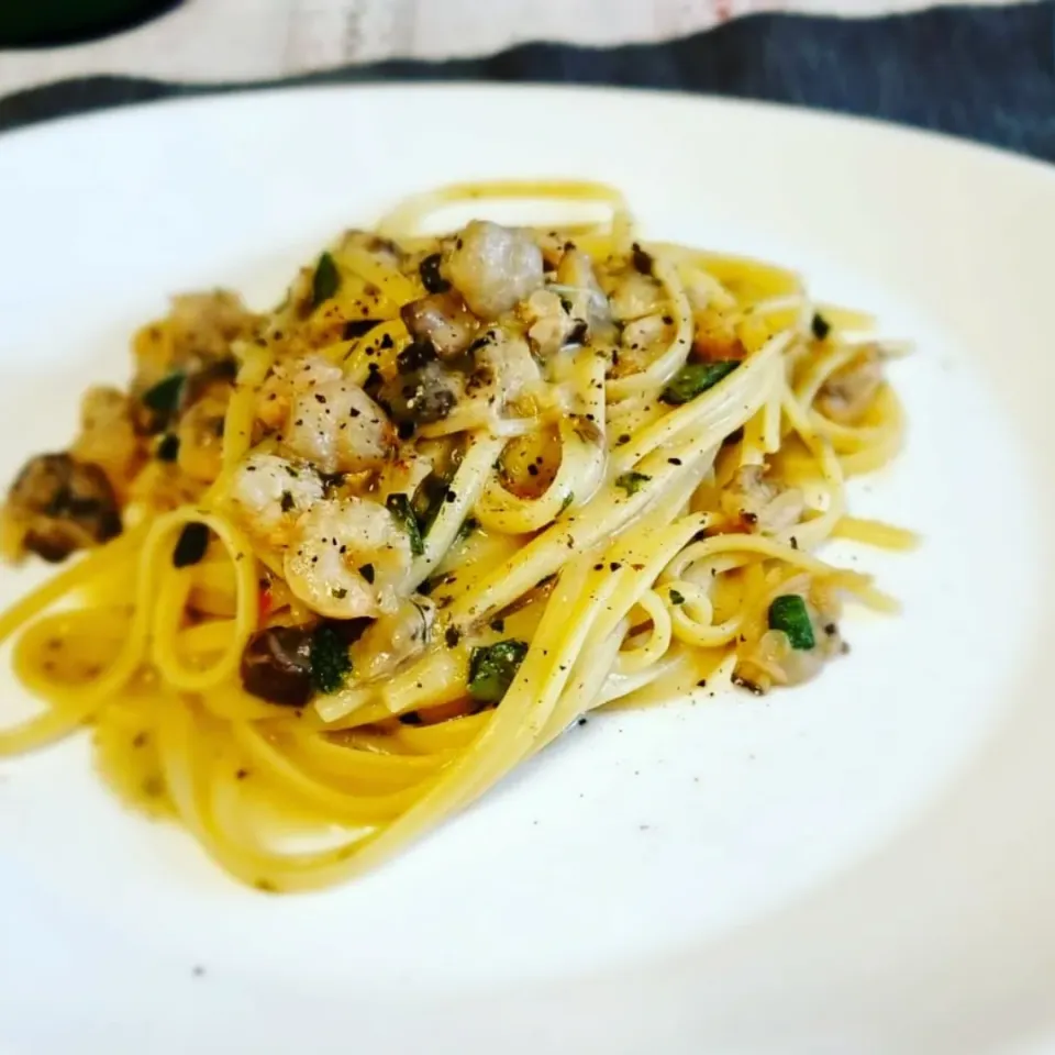 Snapdishの料理写真:spaghetti con vongole & gamberetti & funghi |Radiù Bougさん