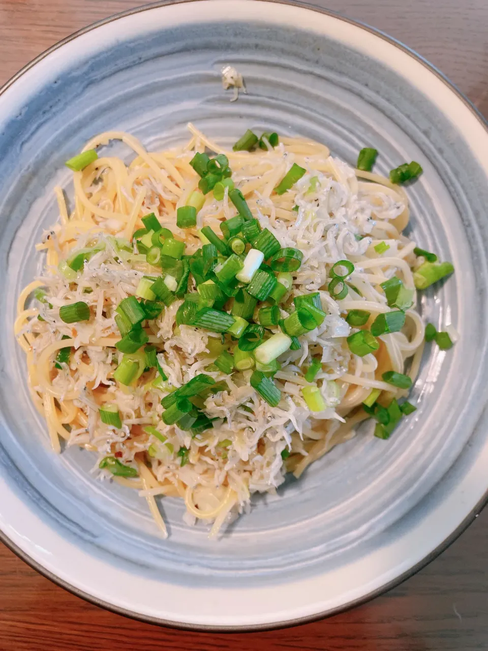 Spaghetti with young sardines and sliced green onions|taka-chanさん