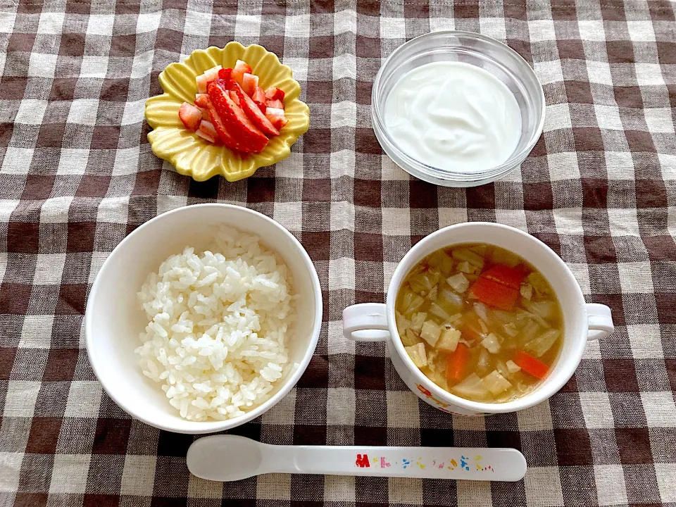 【離乳食】野菜と鶏肉のお味噌汁、ごはん、いちご、ヨーグルト|sayaさん