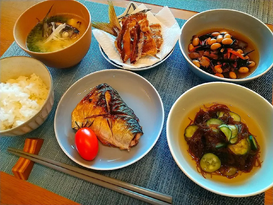 Snapdishの料理写真:お昼ごはん🎶鯖の塩焼・洗いもずく酢・ひじきと大豆の煮物・鯵の骨せんべい・鯵のあらと生青のりのお味噌汁🐟🍚|氷魚(ひお)さん