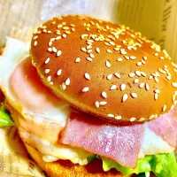 Snapdishの料理写真:ベーコンレタス目玉焼きバーガー|信太郎さん