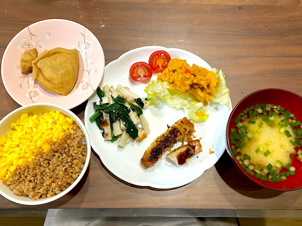 ミニそぼろ丼　余り豚カツ　ほうれん草とちくわのナムル　かぼちゃと人参のマッシュサラダ　ニラとじゃがいもの味噌汁　五目揚げの煮物|おさむん17さん