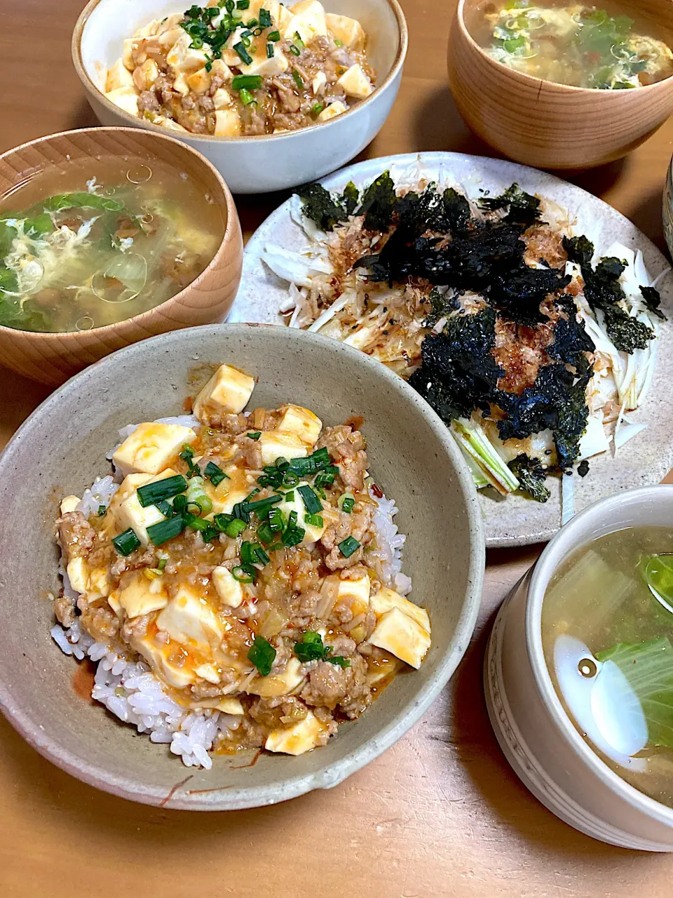 麻婆丼、卵スープ、サラダ玉ねぎのオニスラ😊|さくたえさん