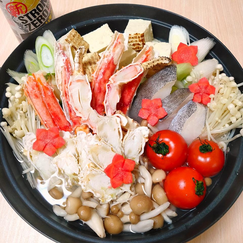 🎌お正月の鍋料理🎌
かにすき鍋(V)(´^ω^｀)(V)