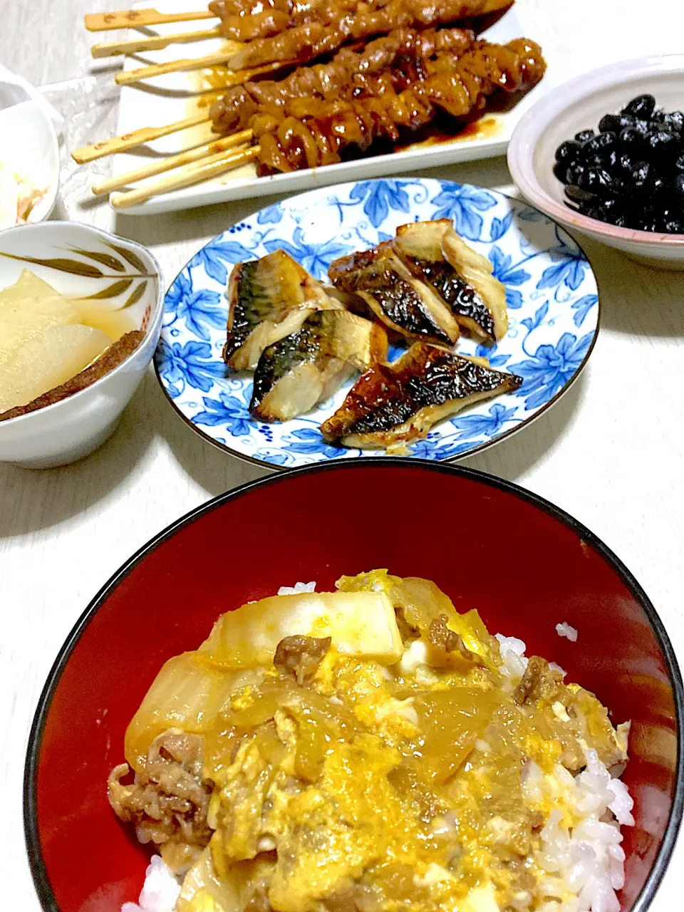 Snapdishの料理写真:焼き鳥、サバ、サラダ、黒豆、牛たまご丼残り、大根残り|Ayaさん