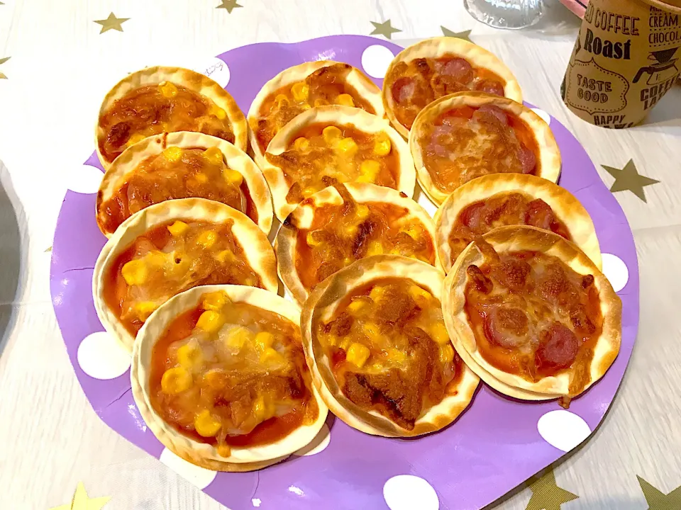 Snapdishの料理写真:餃子の皮でパリパリピザ🍕|wakabachanさん