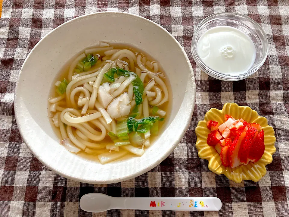 【離乳食】たらと白菜のうどん、いちご、牛乳|sayaさん