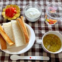 【離乳食】食パン、白菜とかぶのスープ、いちご、牛乳、湯冷し