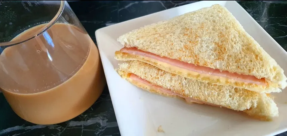 Good morning Ham & cheese sandwich 🥪 + coffee breakfast 😋 😋10Jan 2021|🌷lynnlicious🌷さん