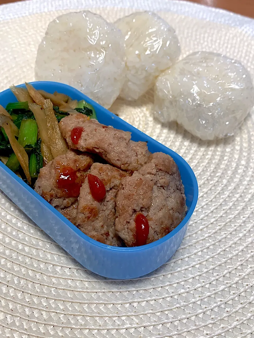 今朝は何もしてません　おにぎり+ハンバーグ弁当|Mzkさん