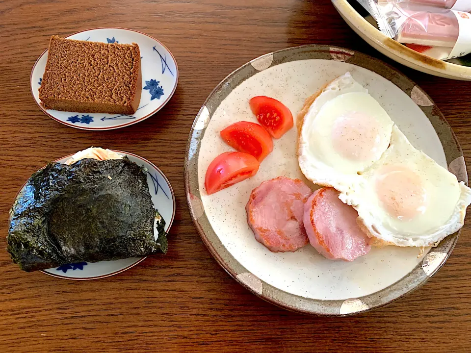 鮭のおむすび🍙ハムエッグ🍳今日の昼食20220110|rococoさん