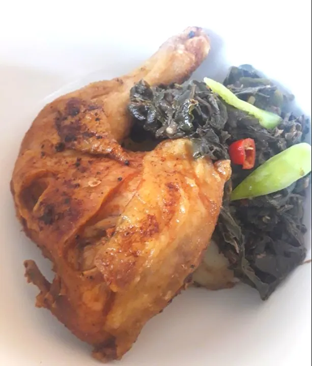 Chicken thigh with side veggies for lunch.|lorence_galeさん