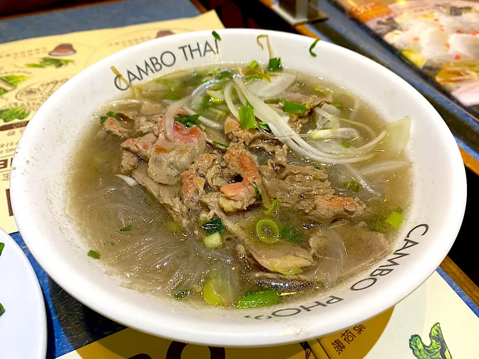 Vermicelli soup with raw beef|skyblueさん