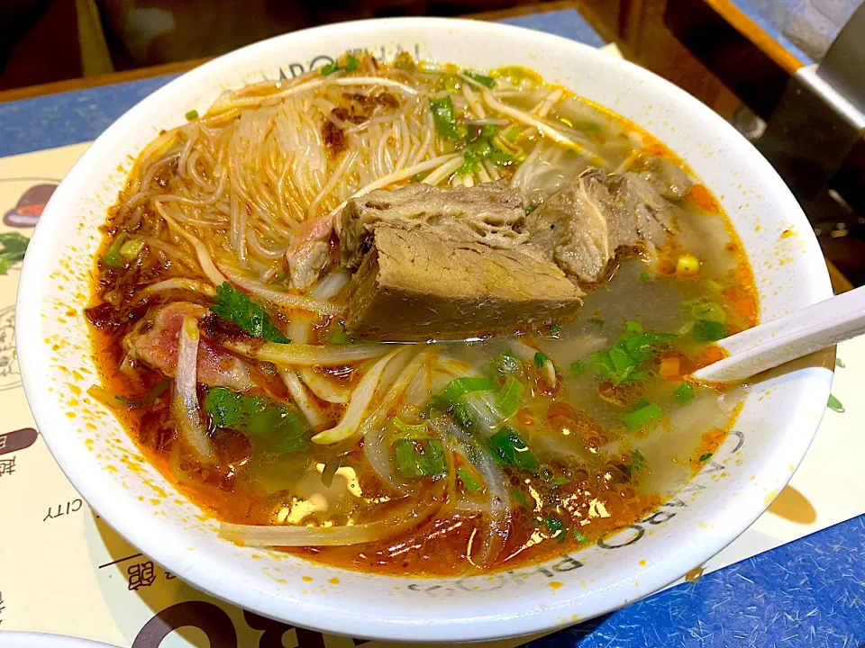 Spicy vermicelli soup with sliced beef|skyblueさん