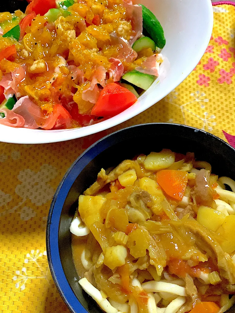 生ハムと胡瓜🥒のサラダ　手作りドレッシングかけ　カレーうどん|掛谷節子さん