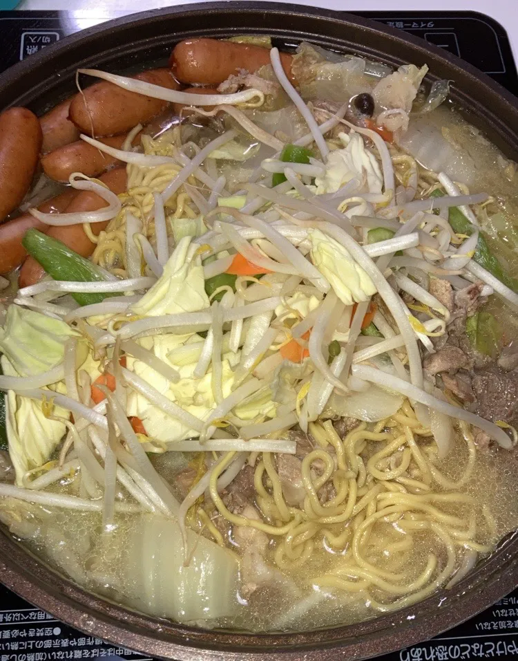 今日の晩御飯は煮込みラーメン。セットのラーメンじゃ足りず、うどん4玉追加。|Saharaさん