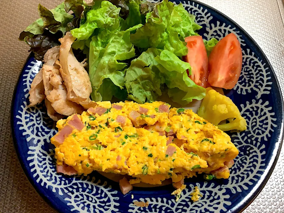 ハムとネギのオムレツ🥚豚肉のソテー🥗クリームシチュー🍷今日の夕食20220110|rococoさん