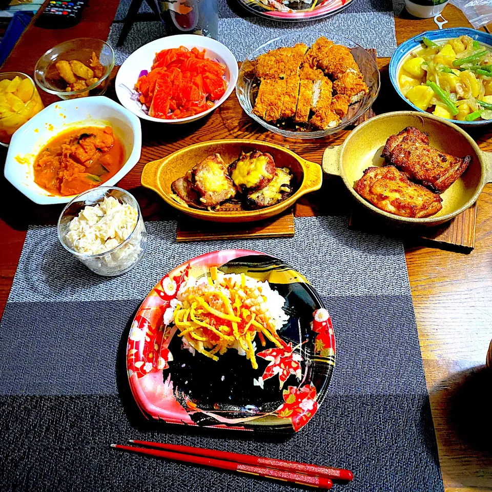 ちらし寿司、ヒレカツ、照り焼きチキン、肉じゃがサーモンマリネ、南瓜の煮物|yakinasuさん