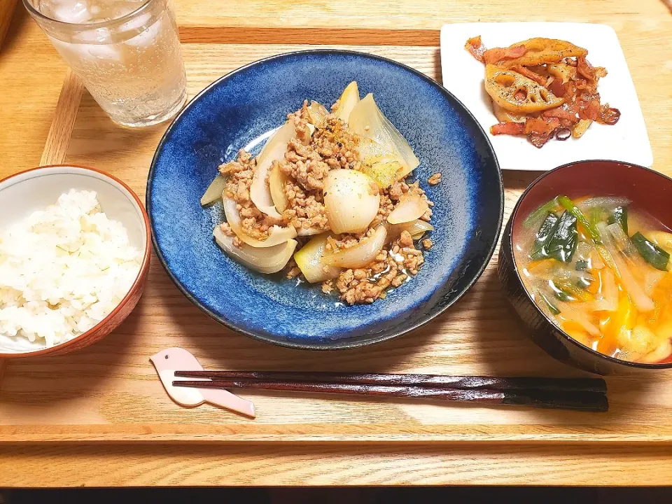 Snapdishの料理写真:豚ひき肉と玉ねぎのとろみ炒め、れんこんとベーコンの塩きんぴら他|halさん