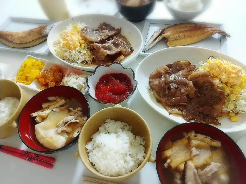 Snapdishの料理写真:夕食(*^^*)
豚肉甘辛焼&サラダ🥗
焼魚(カマス)
筋子
漬け物
お雑煮～(・∀・)|プリン☆さん