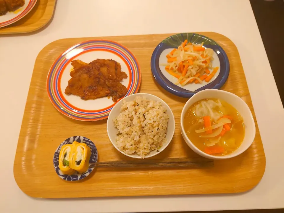 今日の夕食　味噌豚、切り干し大根の煮物、ほうれん草入り卵焼き、玄米、餃子スープ|pinknari🐰🌈さん