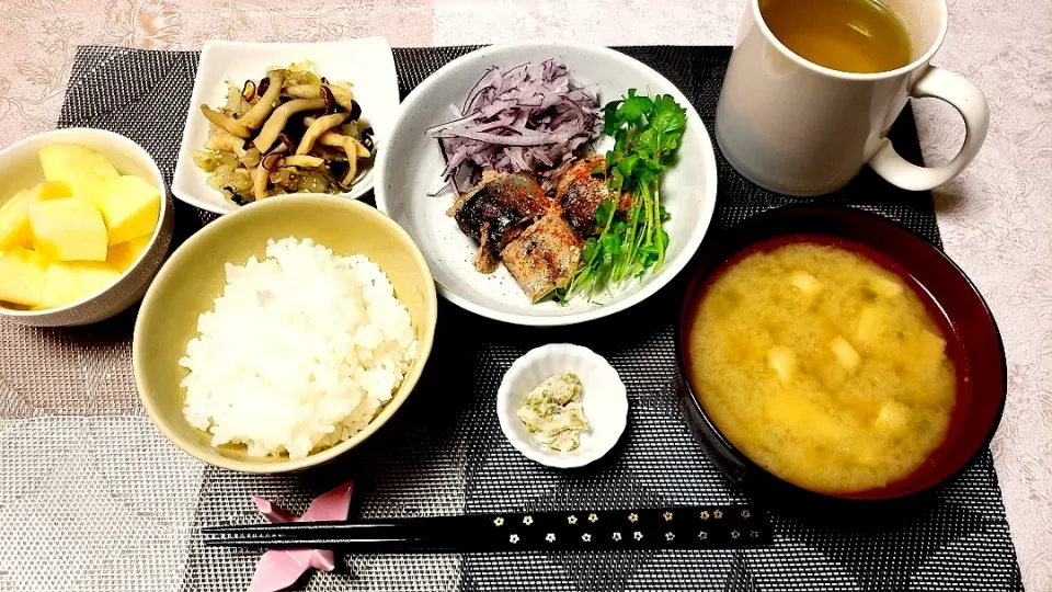 朝ご飯　紫玉ねぎとサバオリーブオイル　白菜としめじ炒め|starさん