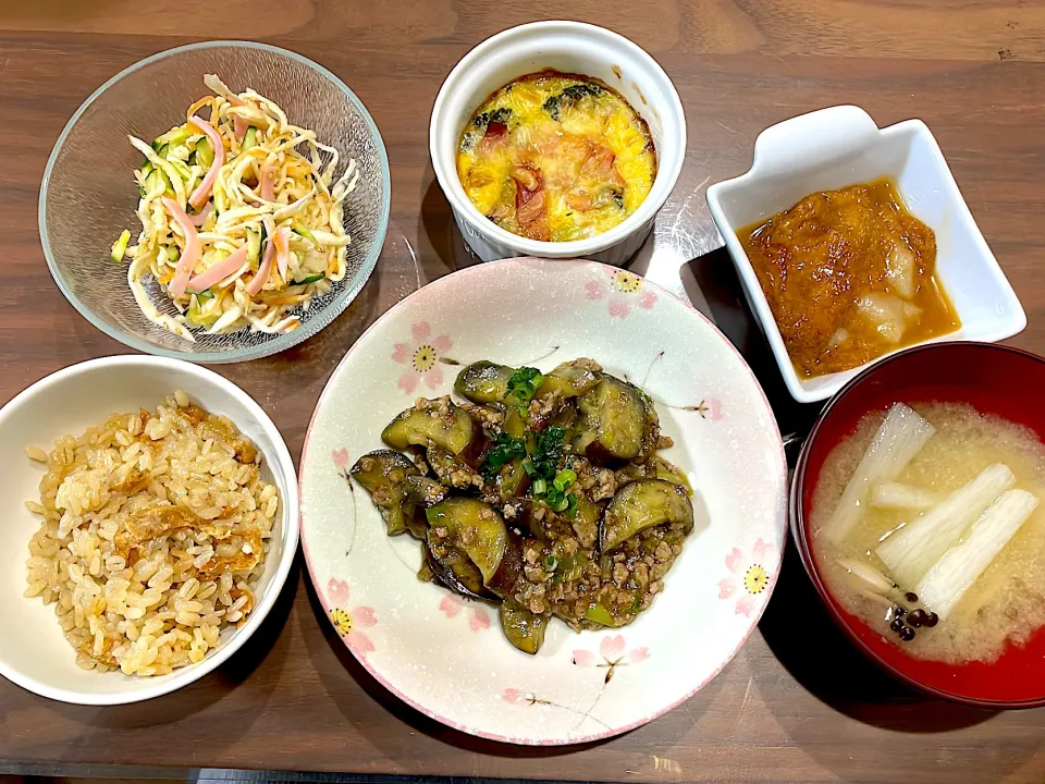 おこわ風餅ご飯　麻婆茄子　長芋としめじの味噌汁　稲荷餅　ブロッコリーとベーコンの豆乳キッシュ　切り干し大根の中華風サラダ|おさむん17さん