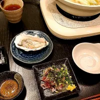 Snapdishの料理写真:寒い日は牡蠣鍋(味噌味)と生牡蠣、あじのたたきに薬味をいっぱい添えて冷酒と一緒に頂きました。😊|けいちゃんさん