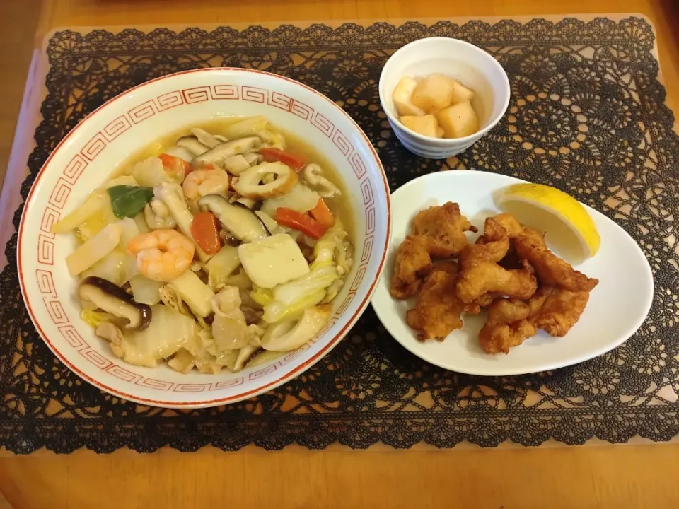 Snapdishの料理写真:☆中華丼
☆鶏皮唐揚げ
☆大根キムチ|chikakoさん