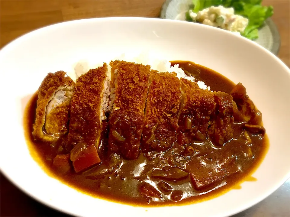 カツカレー  明日から暫く真っ当な食事ができなくなるので、ツレの手作りカレーに近所の肉屋さんでロースの切り身を揚げてもらってトッピングしました。美味しかったぁ❗️|リフルシャッフルさん