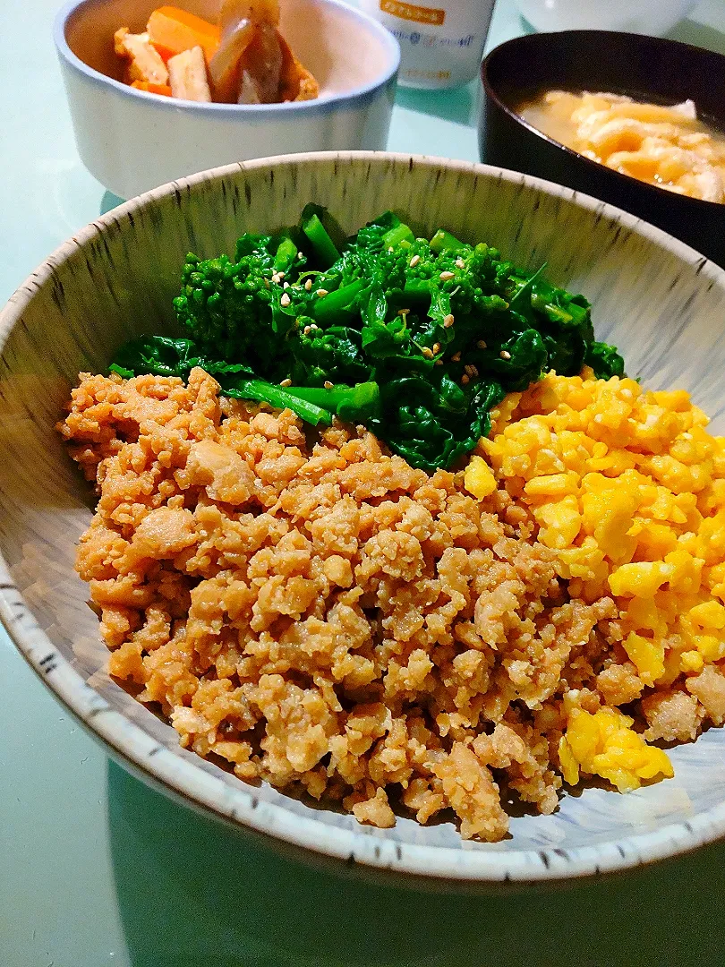 菜の花de三色丼❗|かずにゃさん